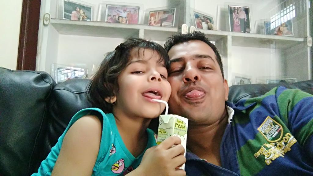jdosi's tweet photo. #selfiewithdaughter daughter or son, give them best so that they can make India best. http://t.co/LVxqVovMUm