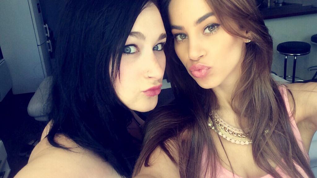 modelsmel's tweet photo. selfie kiss 👄💋 http://t.co/LkJpvFIXZh