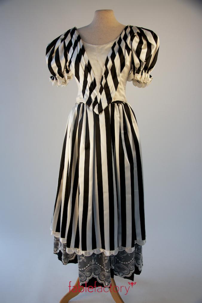 Fablefactory's tweet image. Kostuums van de Week: Kleur bekennen? Ga van top tot teen in zwart-wit! ow.ly/CaIjl #kostuumverhuur