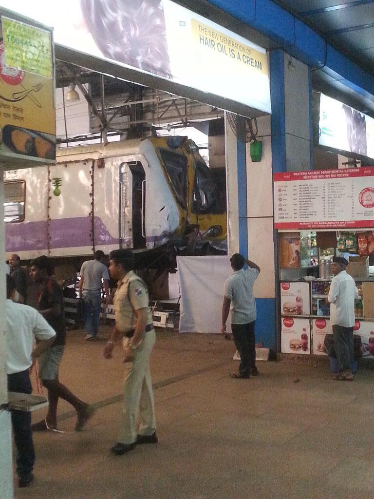 abhi07cricket's tweet photo. Major accident at churchgate station today. Platform no. 4.  @TrafflineMUM http://t.co/qgsmHGRe4N