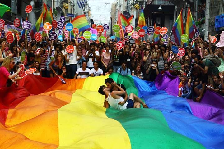 YesillerSol's tweet photo. Bugün 17.00'de Taksim İstiklal Caddesinde
Pride'dayız aşkım 
Bekleriz aşkım
#Pride2015 #LoveWins http://t.co/CCu4vayVi3
