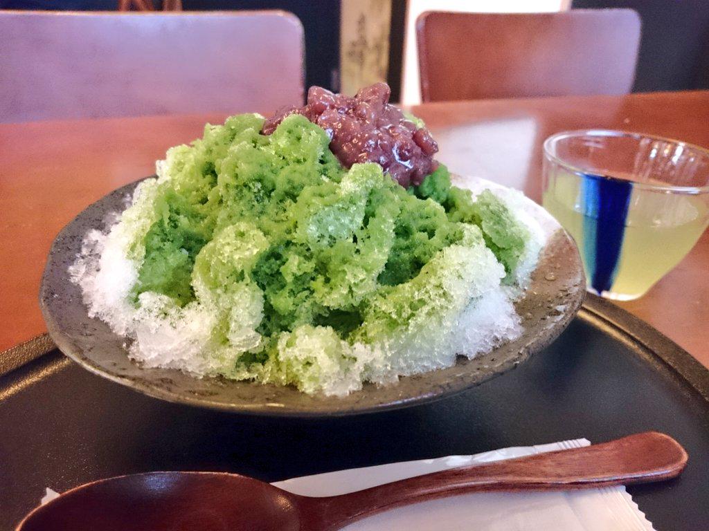 初訪で限定のナカジ 鎌倉季草庵 ときそうあん 長谷でかき氷 氷抹茶金時 を注文 店長が裕次郎ファンのようで 店内には写真や絵がたくさん 自家製の抹茶蜜は甘め ふんわりした氷にたっぷり染み込んでます かき氷 Http T Co Cqgoqxs68a