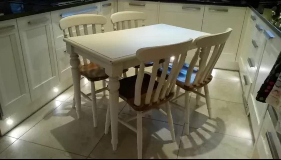 CocosCottage's tweet photo. Distressed shabby chic dining table with chairs for sale http://t.co/fZ3zDJ14YI #shabbychic #chalkpaint #autentico http://t.co/ZSvSDb2NRE