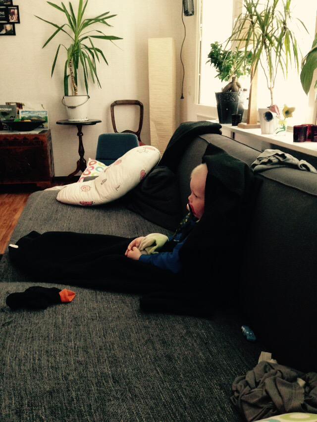 PatrickHennings's tweet photo. Självvalt soffmys, så här på en Söndagmorgon... #soffmys http://t.co/hGGEje42ID