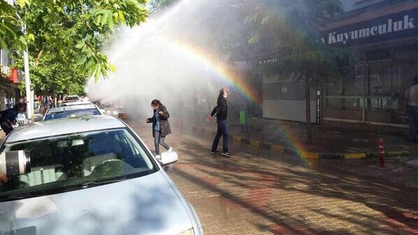 Taksim'de polisin sıktığı  tazyikli su gökkuşağı oluşturalı birkaç dakika oldu.