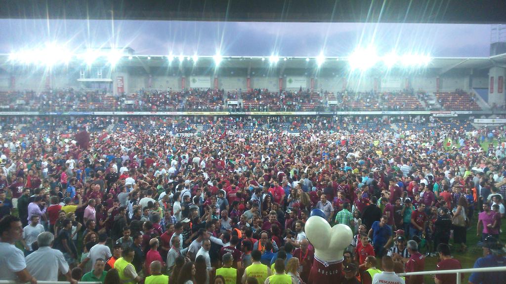 FOTO | Celebración del ascenso del <a href="/PontevedraCFSAD/">Pontevedra CF 🦴</a> ante el <a href="/HaroDeportivo/">Haro Deportivo</a> en Pasarón