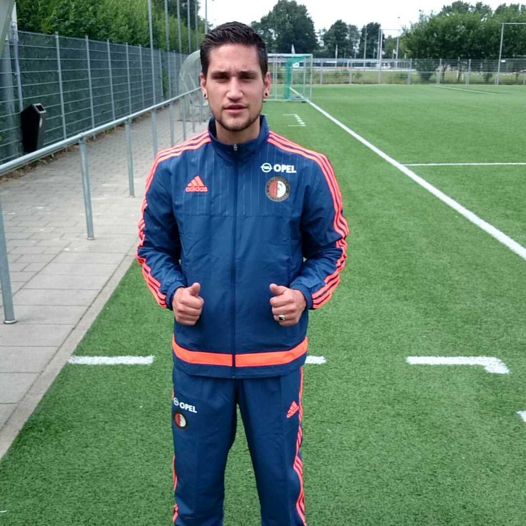 brabers0180's tweet photo. "@smoking010: http://t.co/WVFVdhksll" official player of Feyenoord Rotterdam