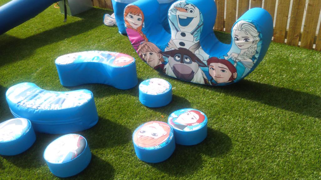 LittleFlowersNu's tweet photo. Family fun day #sunshine #families #clown #inflatables #happychildren http://t.co/qGY6Rv3ojb