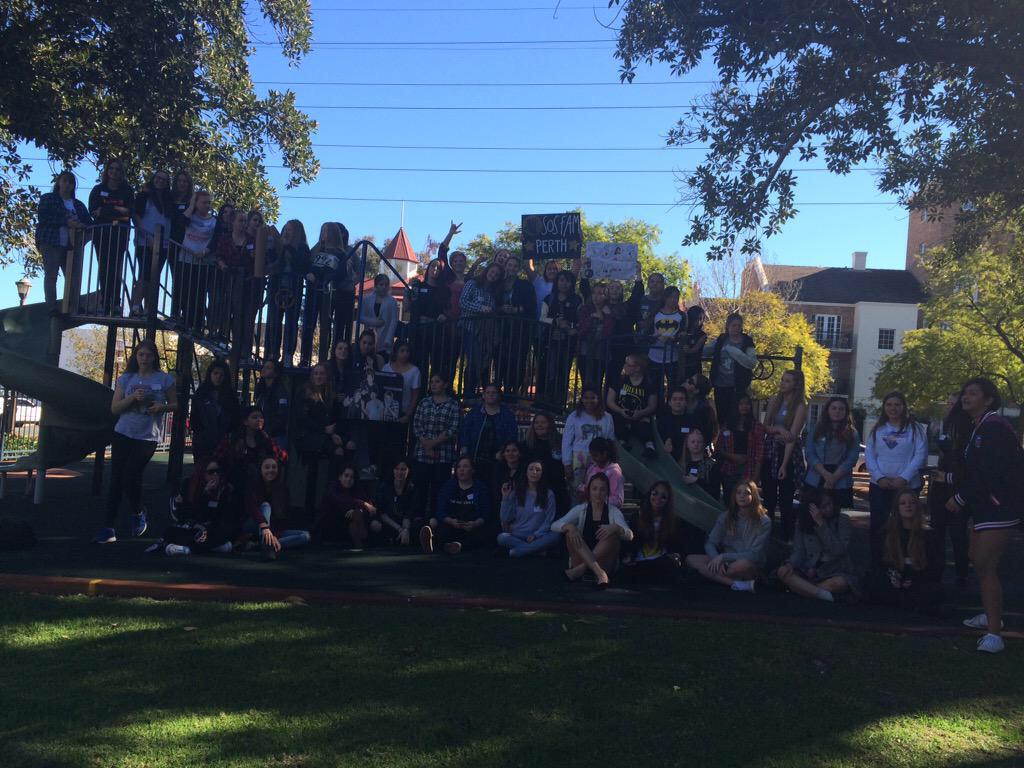 lxkeypukey13's tweet photo. There was a MEETUP here in Perth today ☺️❤️ #ROWYSOPerth #perthfam #5SOSFAM #5SOSFamPerth #5SOSFamMeetUp http://t.co/qwwQAmnWwD