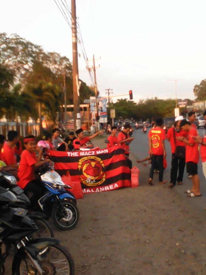 Bagi bagi ta'jil <a href="/MaczManTmlanrea/">TheMaczManTamalanrea</a>  Pintu Satu Unhas @Maczman_Ori