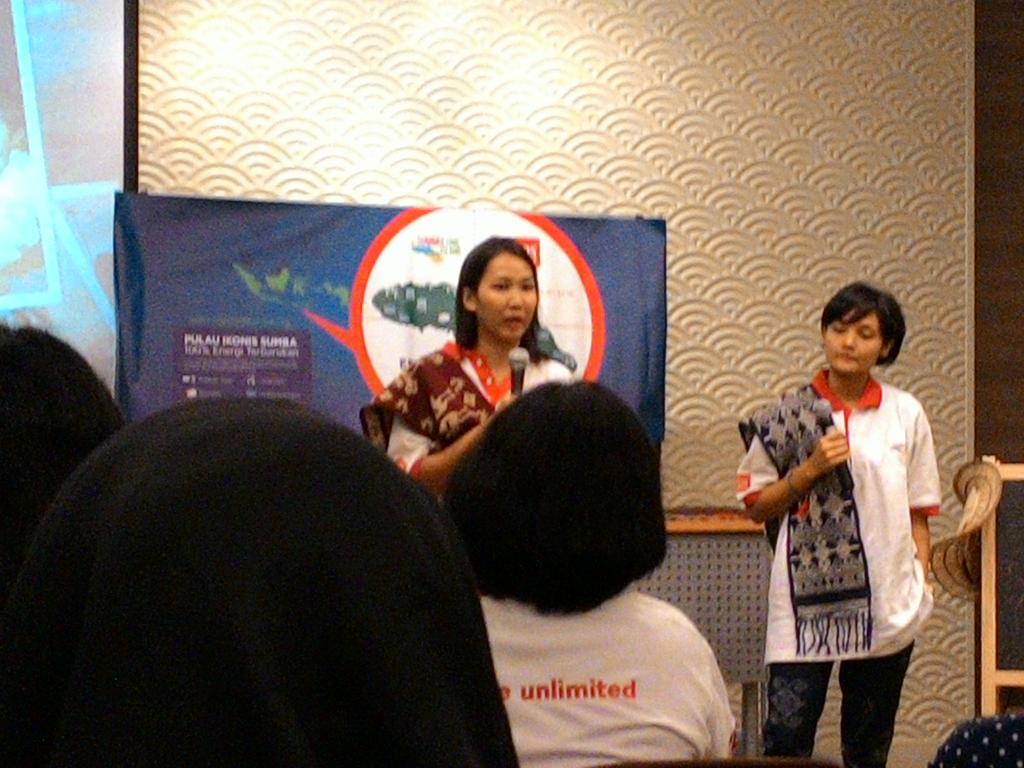 AgungMsr's tweet photo. Ini dia, 2 cewe kece yg beruntung bisa #EksploreSumba Sheila dan Adra. Kenalan dooong. @EkspedisiSumba http://t.co/GOM5t9Ocb3