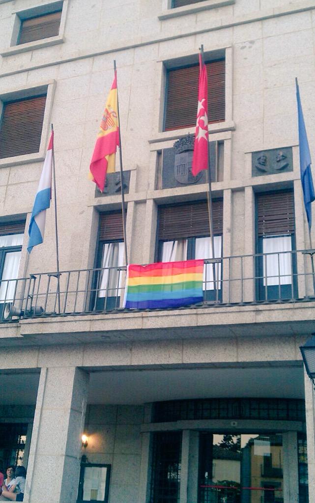 Cristina_H_'s tweet photo. Así amanece el Ayuntamiento de San Lorenzo de El Escorial #LoveWins   #Orgull2015 http://t.co/AXMUwGfrlm