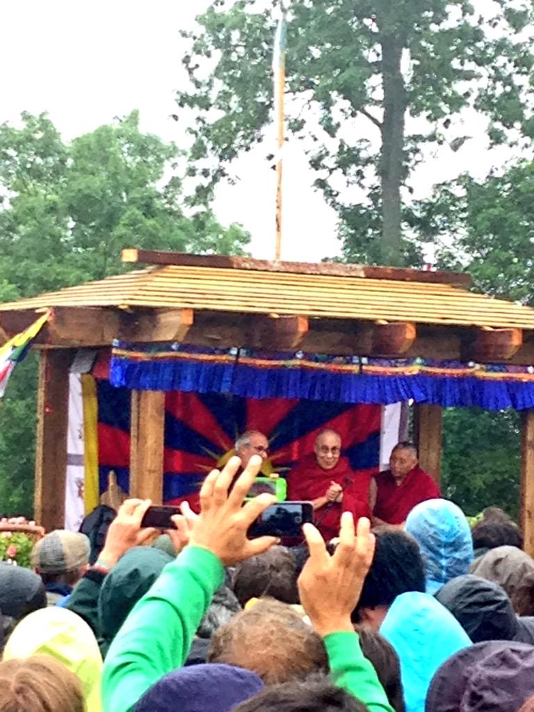   girlgooner: HeardinLondon: just sang happy birthday to the Dalai Lama  - BEAUTIFUL 