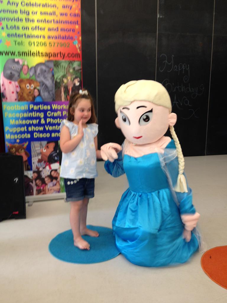 SebSperring's tweet photo. Elsa's let herself go a bit... http://t.co/nzBk36V2QD