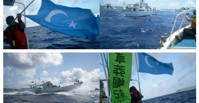 Çin savaş gemilerine yaklaşan Japon gemileri Doğu Türkistan'ın mavi Ay-Yıldızlı bayrağını göndere çekti.