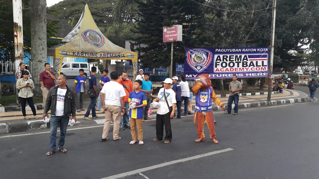 AremafcOfficial's tweet photo. Bagi bagi takjil dari akademi arema tahun 2002 rayon kota. Belajar nilai2 agama dan sosial. http://t.co/sbNLaGYHeU