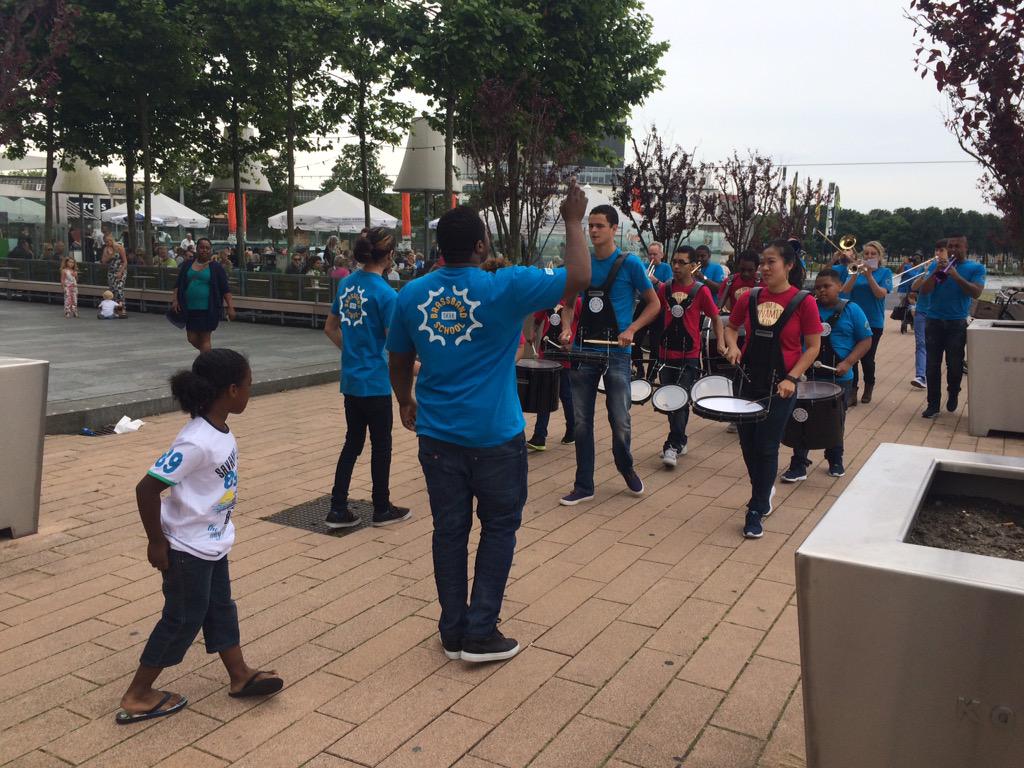 Vanaf het <a href="/KDJFestival/">Kid Dynamite Jazz Festival</a> loopt de <a href="/skvr/">SKVR</a> Brassband rond bij het terras van <a href="/HotelNewYork/">Hotel New York</a>. Klinkt goed!