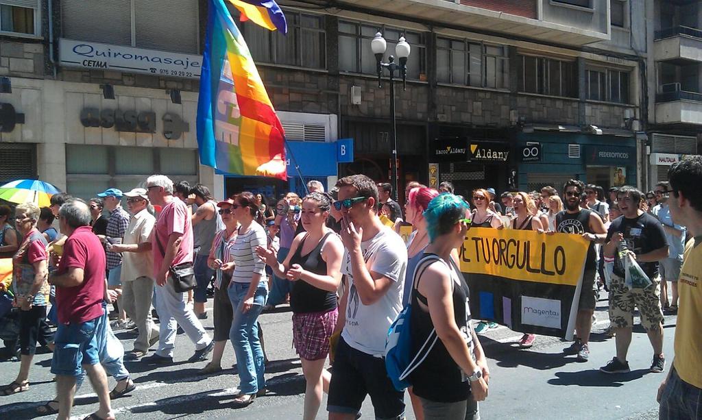 EnjambreFem's tweet photo. 🌈🌈🌈 estamos en la mani del #Orgullo2015 #28J #OrgulloGSD en Zaragoza 🌈🌈🌈
hace un día precioso para amar👭🌈👬🌈👫👬🌈👭💘💘💘😊 http://t.co/qgg6TNmon7
