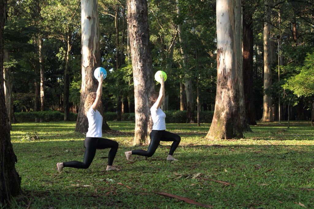 PilatesUnific's tweet photo. Afundo com a overball! Utilize os acessórios para facilitar ou desafiar suas aulas! 
 #pilatesunification http://t.co/LerZs49Lc9