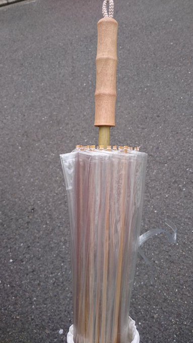 なんだこれは 雨の日でもさせる 和傘のビニール傘 が話題に Togetter