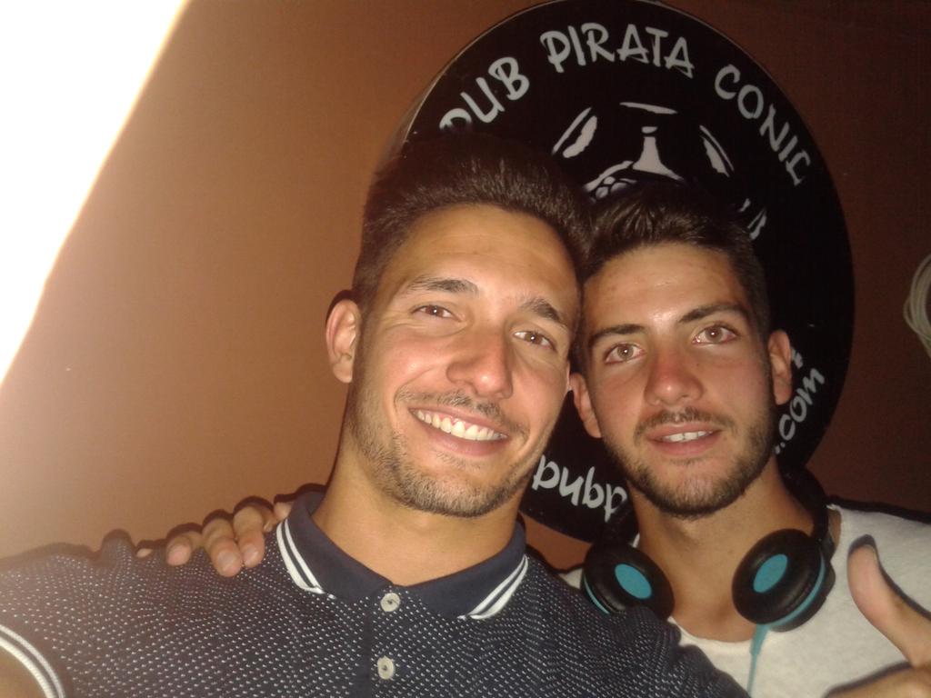 ELPirataConil's tweet photo. Nuestro DJ y vecino de #conil  @1_conil  y @danicaballero90  en nuestro pubs.

#verano2015 http://t.co/0dDf4y65b3