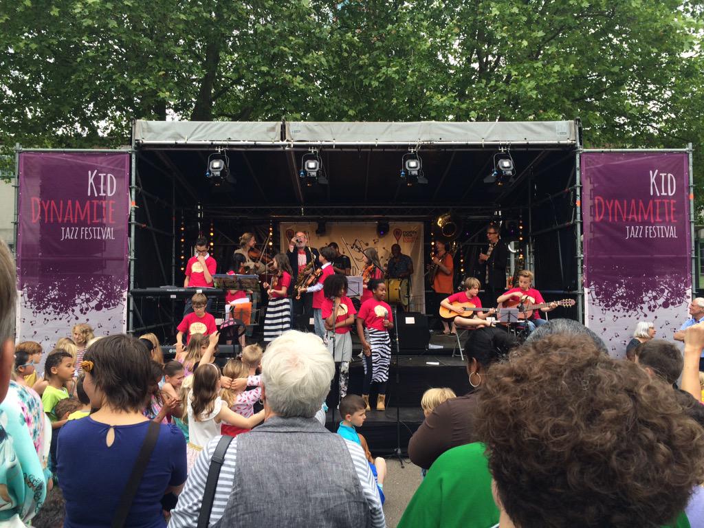 De Dynamite Kids met De Nazaten bij het <a href="/KDJFestival/">Kid Dynamite Jazz Festival</a> op het Deliplein. Heel veel trotse gezichten in het publiek :-).