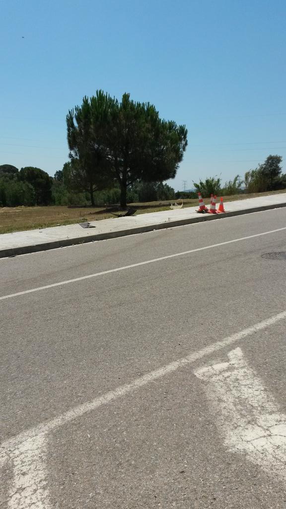 AurelieMompel's tweet photo. @palauplegamans Fem algo abans d q hi hagi cap ferrit en aqstes curves Carrer st Llorenç? 2on accident en pocs mesos! http://t.co/q8lcyobtB6