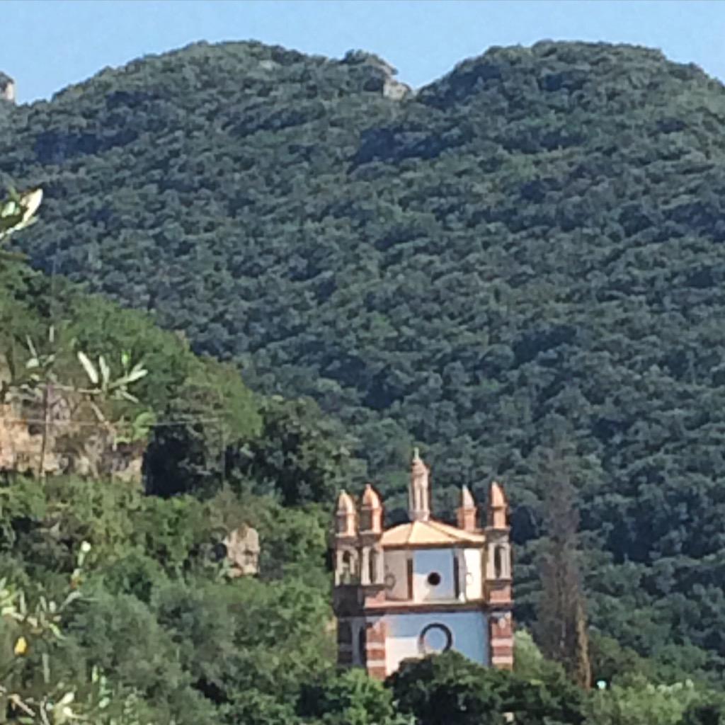 fitufaetu's tweet photo. Passeggiata nell'entroterra, verde e azzurro #Liguria @visit_riviera http://t.co/ALrywX12L3