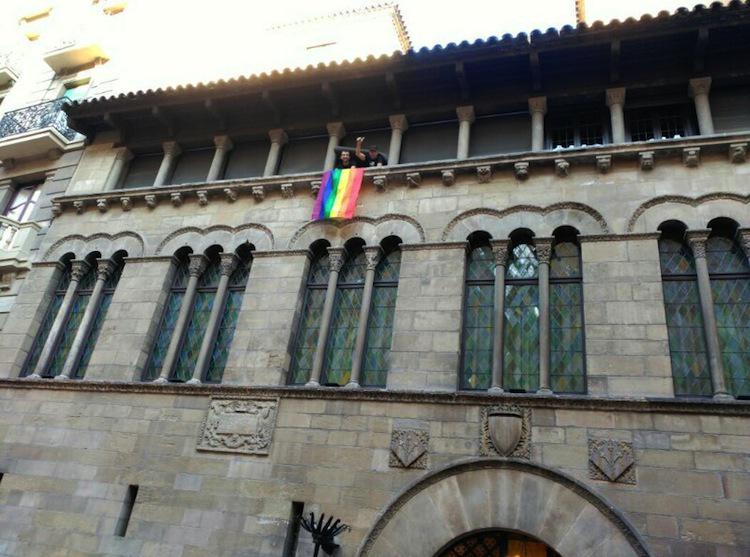 La_Directa's tweet photo. Els regidors de @CridaxLleida pengen la bandera LGTBI a la Paeria desobeïnt Ros #Directa28J http://t.co/xksBbhRHvA http://t.co/yftwf3jItJ