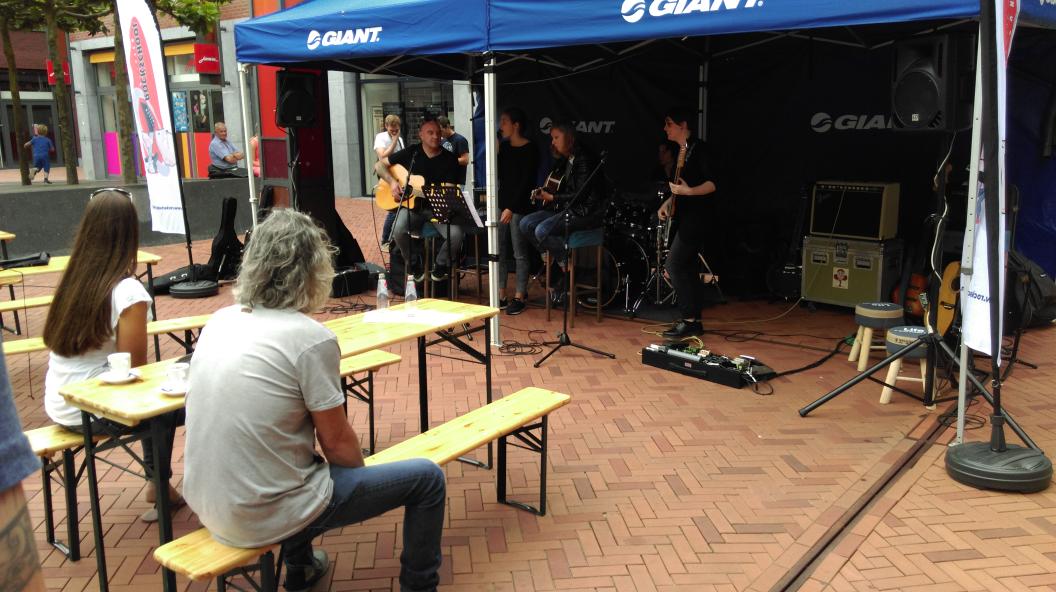 moellies1's tweet photo. Gitarendag goed begonnen. Mooie muziek en veel publiek. #Muziekfeest http://t.co/P3MeABLf7Z
