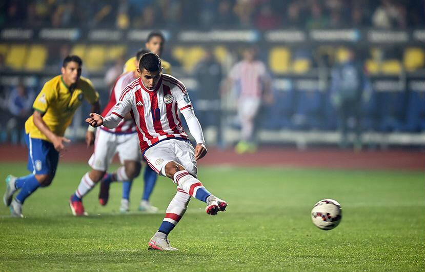 ActuFoot_'s tweet photo. L'oncle de Derlis Gonzales est décédé d'un infarctus devant la qualification de son neveu (buteur) contre le Brésil. http://t.co/R7gdinHVx0
