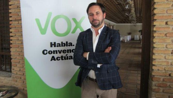 Santiago Abascal, elegido candidato de <a href="/vox_es/">VOX 🇪🇸</a> a las elecciones generales salamancartvaldia.es/not/84446/sant… <a href="/esantiagoh/">Enrique de Santiago</a>