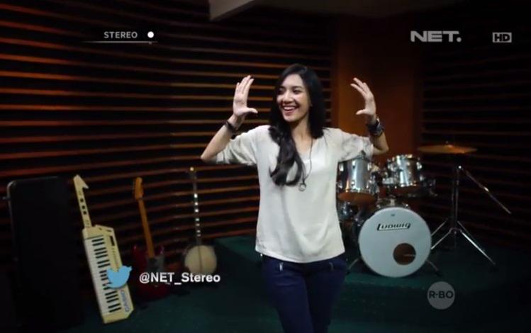 NET_Stereo_'s tweet photo. Tahukan dirimu berbeda. Istimewa. Kau bisa membuat mereka, jatuh cinta. #StereoNETeps15 http://t.co/BCS89hApsv