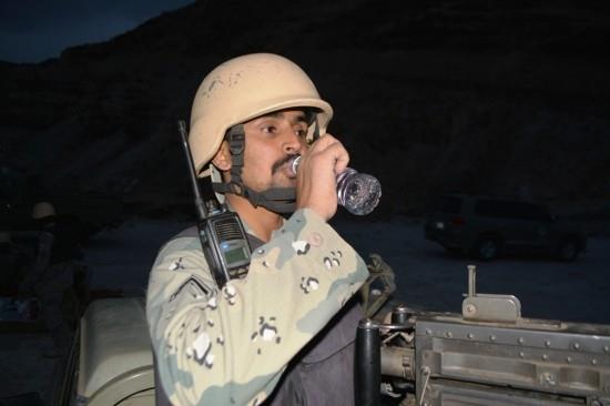 HashKsa's tweet photo. صور|جندي مرابط على الحد الجنوبي يتناول إفطاره على ظهر المدرعة.
اللهم احفظهم بحفظك وانصرهم بنصرك وأعدهم لأهلهم سالمين. http://t.co/LU9Uyix7DO