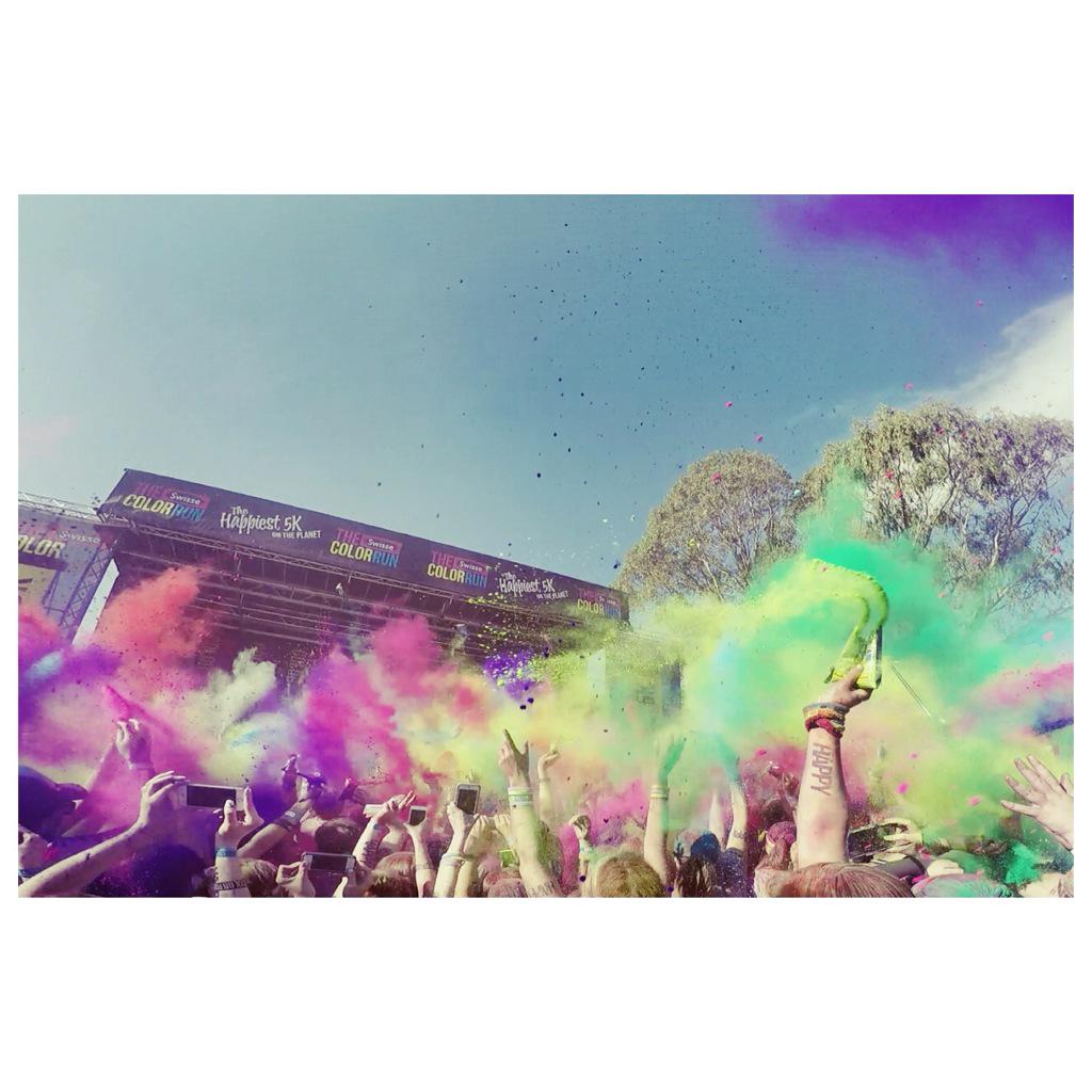 cassiemay_91's tweet photo. #colorrun #happiest5k #theswissecolorrun #newcastle http://t.co/oNw0vZm5Gg
