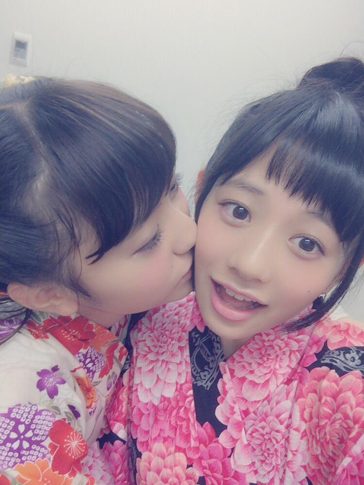 __momoka__ito's tweet photo. 無事今日の予約イベントが終わり、取材を受けて帰宅しましたーーー。
今日は浴衣☆☆
1部ポニテ 巫女さんみたいって言われたw
2部お団子
3部ねじねじー
来て下さった方ありがとうございました！
まひろにちゅーされちゃった♡♡ http://t.co/pvxQxx4ZoT