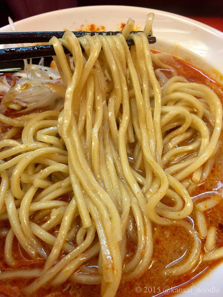 【辛口ガチ味噌肉ソバ ひるドラ】(大阪･鶴橋)
辛口のラーメン専門の『JUNK STORY』3号店で、辛口ガチ味噌肉ソバ(¥800)は豚骨ベースでフルーティーさと甘さを持つ味噌スープとラー油の辛味との相乗効果が食欲を刺激する一杯。