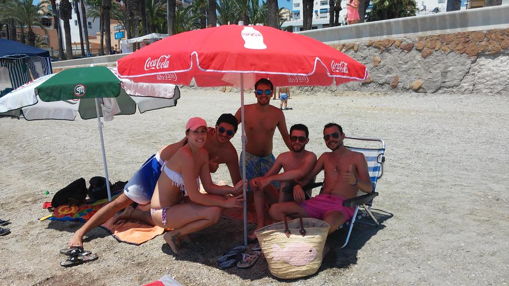RafiyaSanchez's tweet photo. Aquí, con la ola de calor! 😄😄😄😄😄😄 @aranxa232 @pablosanchezgom @illo57 @rafausero27 http://t.co/gVgArv9WrG