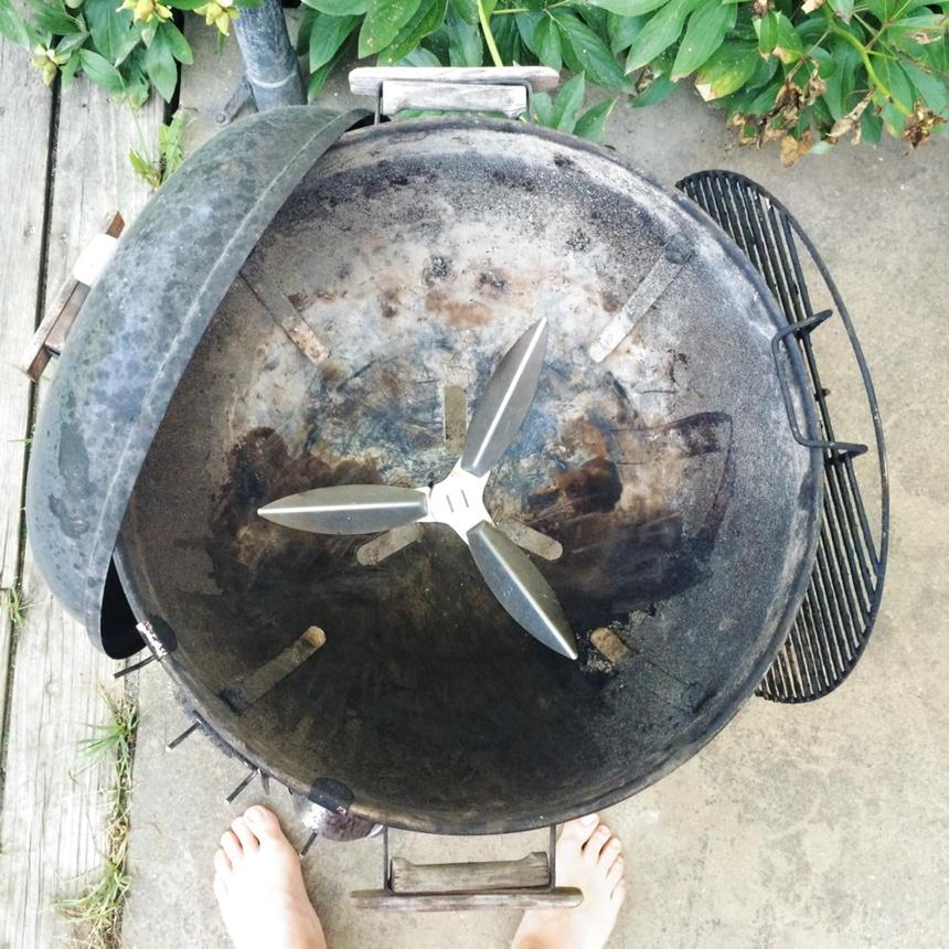 mistersnodgrass's tweet image. Replaced the one-touch ash cleaner in the old 18" #Weber Kettle this morning. Good as new. #KettleLife