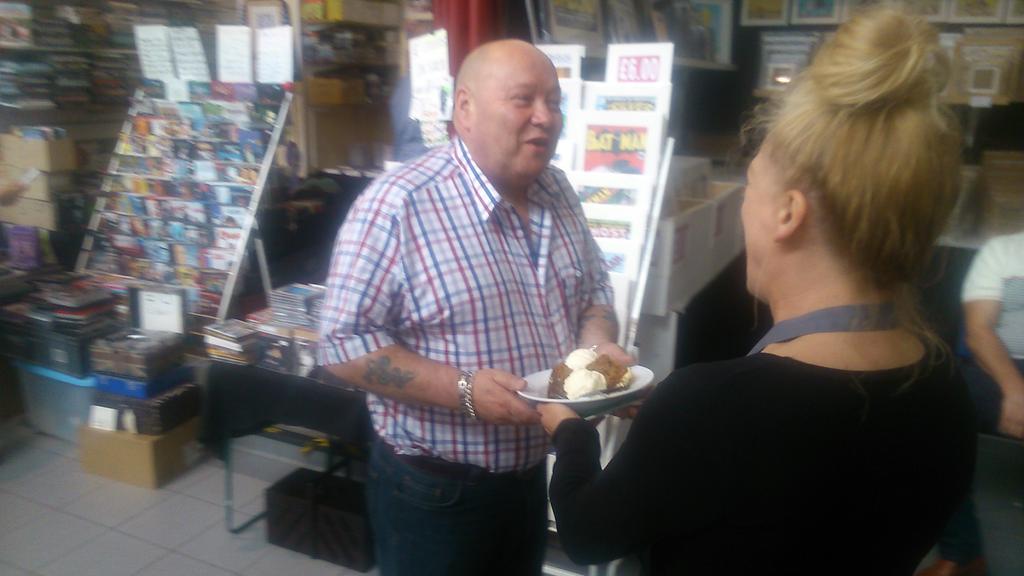 robbarrowboy's tweet photo. Everyone from @HarbMarket @Crumbs12 @BigDaddiesDiner would like to wish @shortlegsandy a happy 70th birthday http://t.co/wtXJ9RicFX