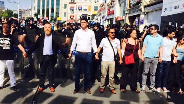 onursaladiguzel's tweet photo. Unutma; aynı gökyüzü altında bir direniştir yaşamak! #OnurHaftası #Pride http://t.co/cumbESUdCt