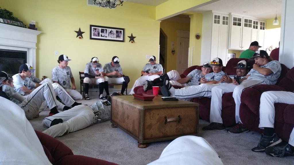 bmehl33's tweet photo. #KunaDiamondbacksAA #family relaxed before the last game #cellphones http://t.co/Z8jl8IbnTM