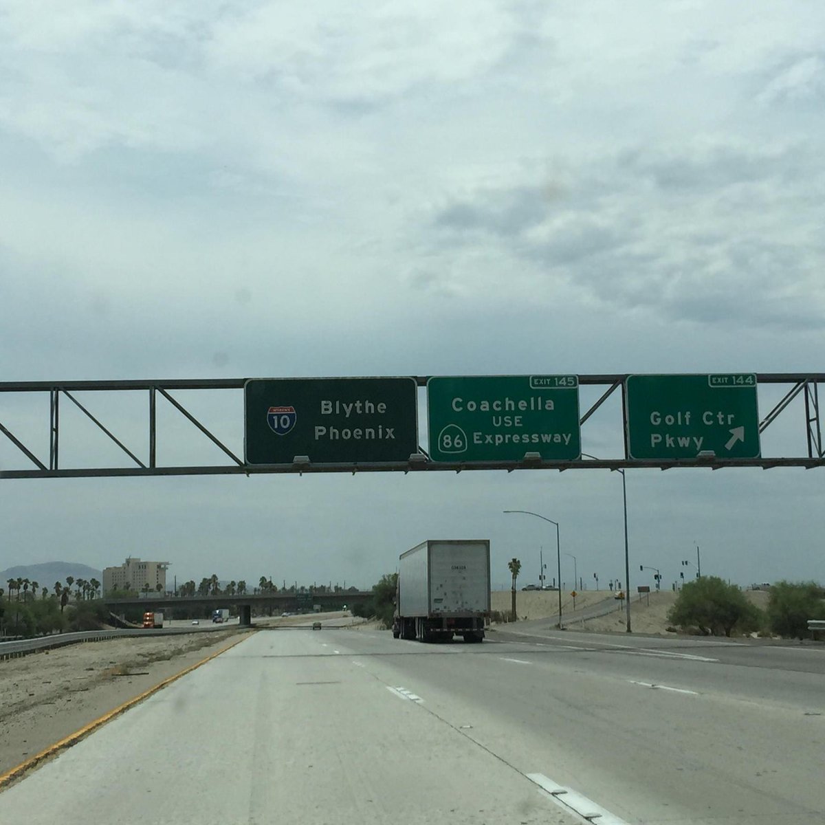 Holly_CliqueMom's tweet image. Last stretch of road b4 home sweet home ❤️ (We r DEFINITELY not in Seattle anymore 😢) #MissingWA 💚💙