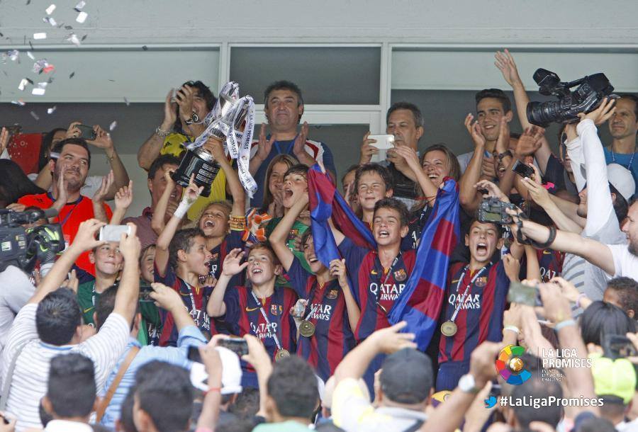 صور | صغار برشلونة أبطال  #LaLigaPromises بعد الفوز على اشبيلية 5-2 في النهائي .  CIm6mIDWoAAjBZU
