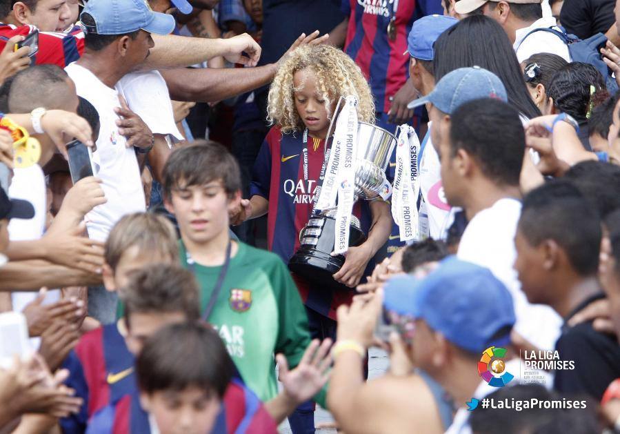 صور | صغار برشلونة أبطال  #LaLigaPromises بعد الفوز على اشبيلية 5-2 في النهائي .  CIm6mKPWsAAaMXj