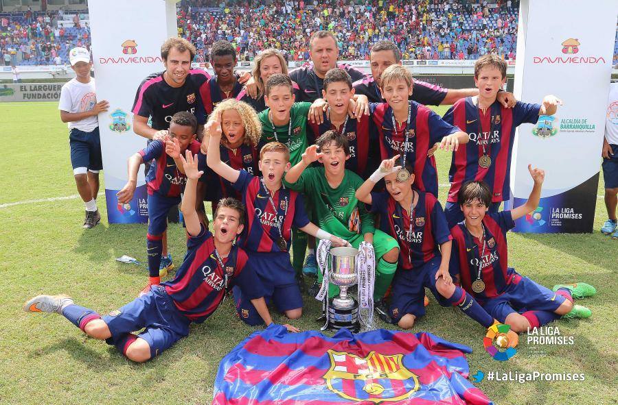 صور | صغار برشلونة أبطال  #LaLigaPromises بعد الفوز على اشبيلية 5-2 في النهائي .  CIm6mMVWcAA_Qum