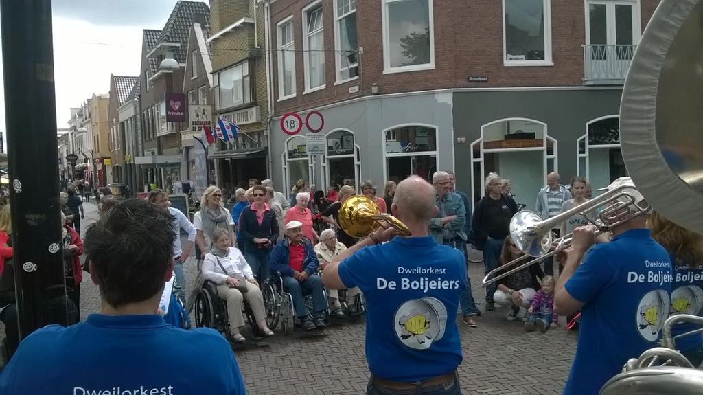StichtingWera's tweet photo. Gisteren weer een gezellige activiteit in Heerenveen. Wandelen met muziek, top weer en gezellige #ouderen!! Fijn! http://t.co/mX6aR4yHv2