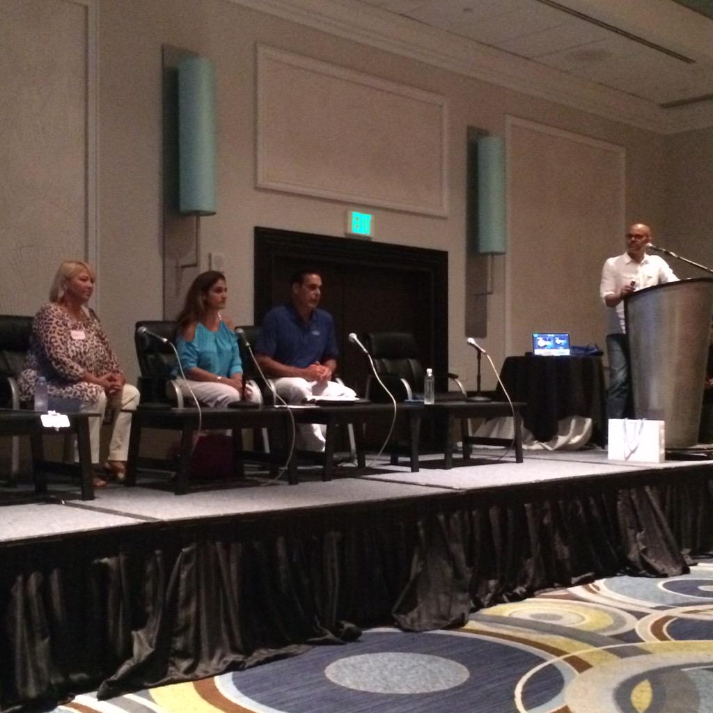 EstrellaSibila's tweet photo. Checking out the "Go Further: from Blogger to Influencer" panel w/ our friends @FordEspanol #brickellmag #smdaysfl http://t.co/QJuSC6D6Bp