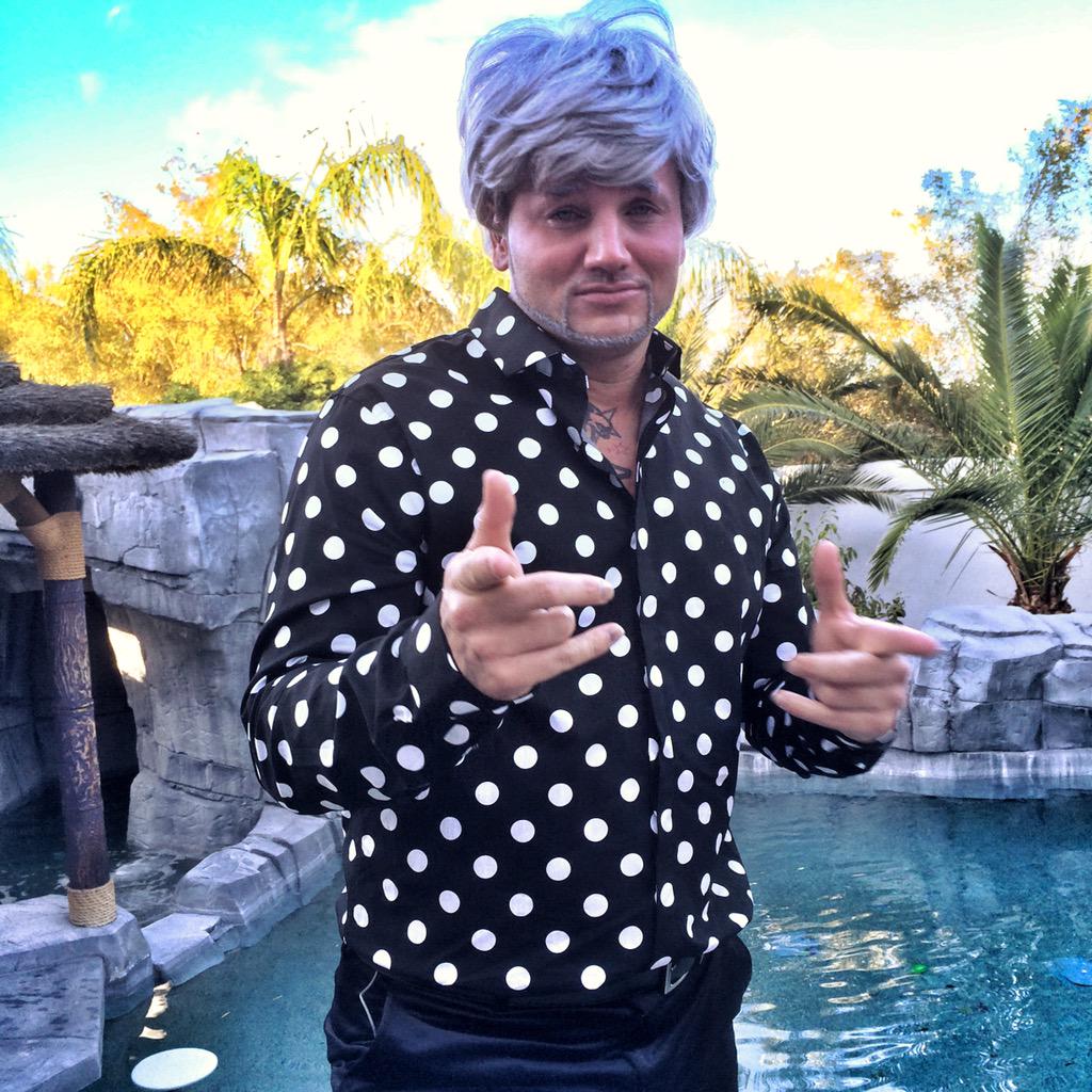 JODYHiGHROLLER's tweet photo. WiLL YOU STiLL BE MY FRiEND WHEN iM 59 YEARS OLD AND WEAR POLKA DOTS BY MY POOL ? http://t.co/H0Sy80Bz72