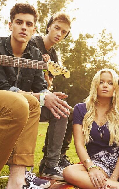 zjsvibes's tweet image. Exciting news! @allisimpson has a NEW single coming out soon w/ @JackAndJackReal titled "Short Shorts" 💖 #StayTuned